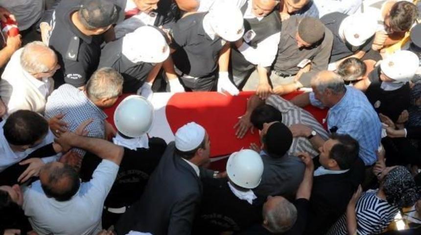 Şehit Polis İlker Narin'i, Kastamonu'da 5 Bin Kişi Son Yolculuğuna Uğurladı