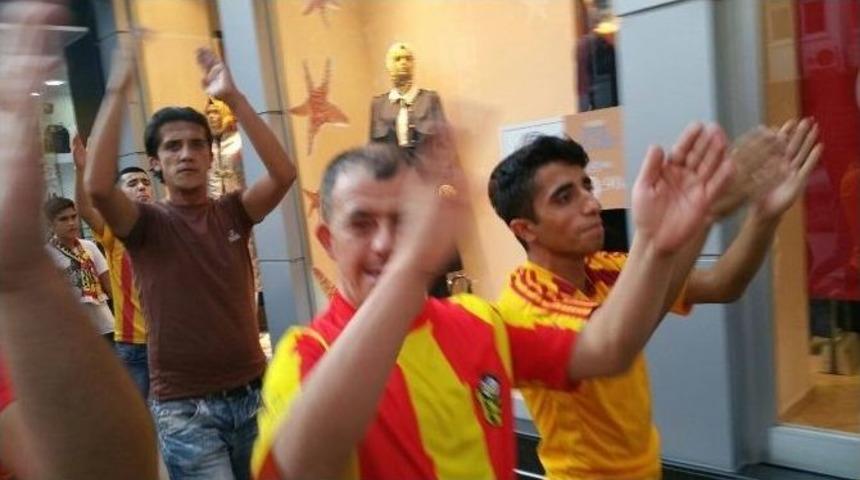 Yeni Malatyasporlu Taraftarlar Şehitler İçin Yürüdü