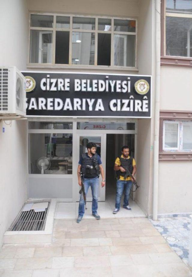 Cizre Belediyesi'ni Teftiş Eden Müfettişleri Koruyan Polise Silahlı Saldırı: 1'i Polis, 2 Yaralı- Yeniden