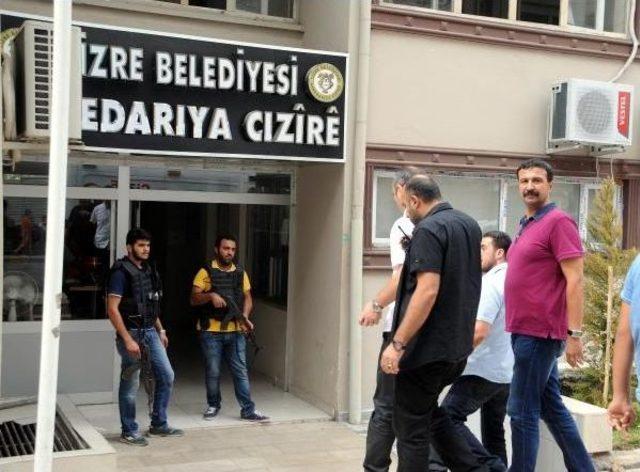 Cizre Belediyesi'ni Teftiş Eden Müfettişleri Koruyan Polise Silahlı Saldırı: 1'i Polis, 2 Yaralı- Yeniden