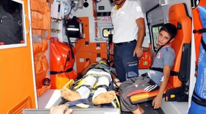 Besni'de Otomobil Devrildi: 6 Yaralı