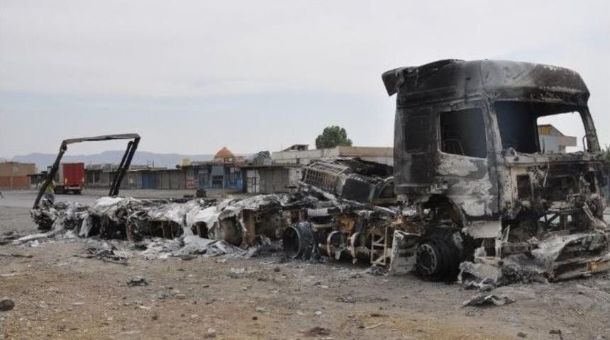 Silopi&rsquo;de Ydg-h &Uuml;yeleri 5 Tır&rsquo;ı Ateşe Verdi