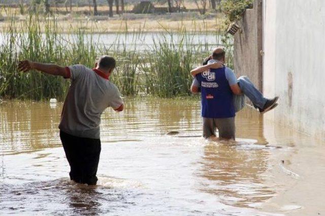 Yanlış Arazi Sulaması, Ev Ve Işyerini Su Altında Bıraktı