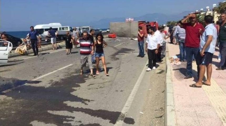 Lastiği Patlayan Otomobil Tır&rsquo;la &Ccedil;arpıştı: 4 Yaralı