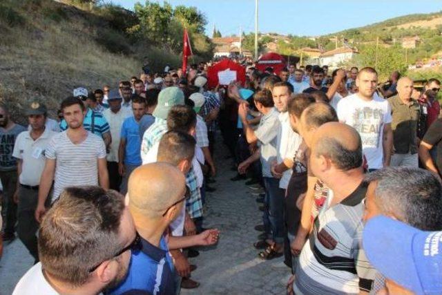 Şehit Polis Babasının Tabutuna Kapanan Ece; 'baba Ne Olur Yanıma Gel' (Ek Fotoğraf)