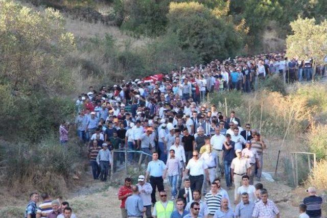 Şehit Polis Babasının Tabutuna Kapanan Ece; 'baba Ne Olur Yanıma Gel' (Ek Fotoğraf)