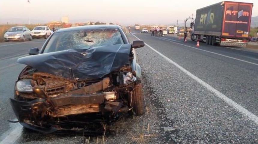 Otomobil, Sepetli Motosikletle &Ccedil;arpıştı: 2 &Ouml;l&uuml; 1 Yaralı