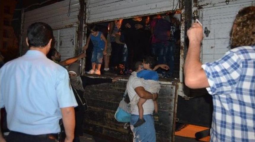 Kamyon Kasasında 115 Ka&ccedil;ak G&ouml;&ccedil;men Yakalandı