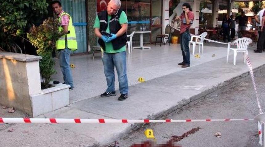 Kahvehanede Otururken Cinnet Getirdi, 2 Kişiyi &Ouml;ld&uuml;rd&uuml;