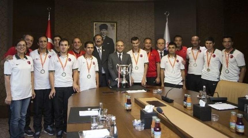 Bakan &Ccedil;ağatay Kılı&ccedil;, Şampiyonlarla Bir Araya Geldi