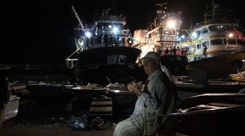 Balık&ccedil;ılar İlk Ağlarını Atmak İ&ccedil;in Dualarla Uğurlandı