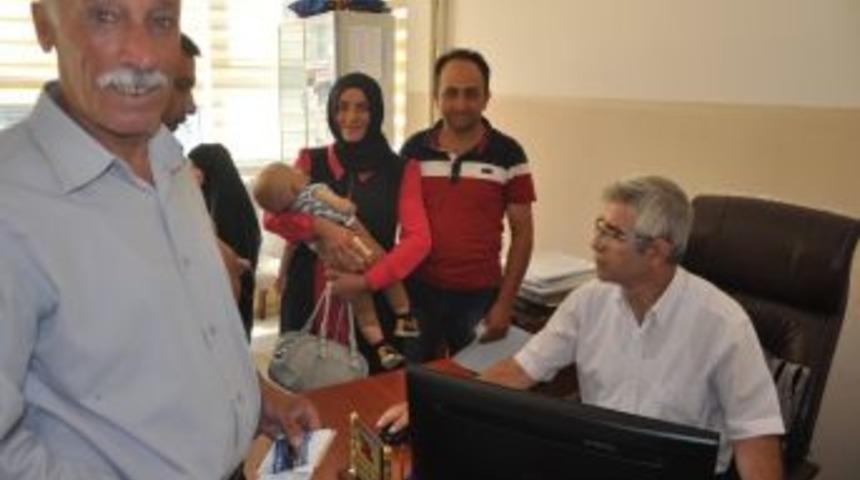 Kundaktaki Bebeğiyle Halk Eğitim Merkezi&rsquo;ne Kayıt Oldu