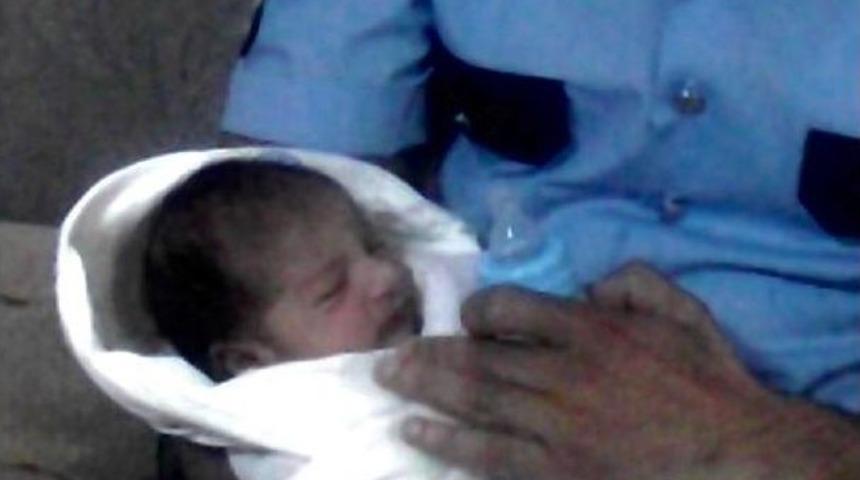 Kocasının Kabul Etmediği 1 Haftalık Bebeğini Sokağa Terk Etti