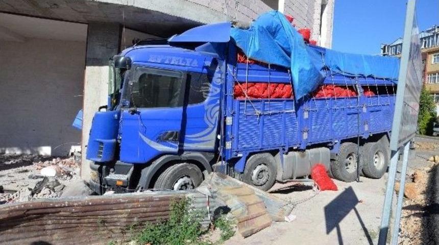 Biber Y&uuml;kl&uuml; Kamyon İnşaata Girdi