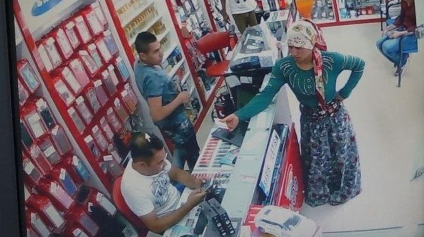 Sandıklı&rsquo;da Dolandırıcılık Olayı G&uuml;venlik Kamerasında