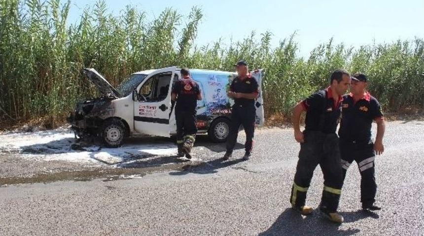 Servis Aracı Aniden Alev Alıp Yandı