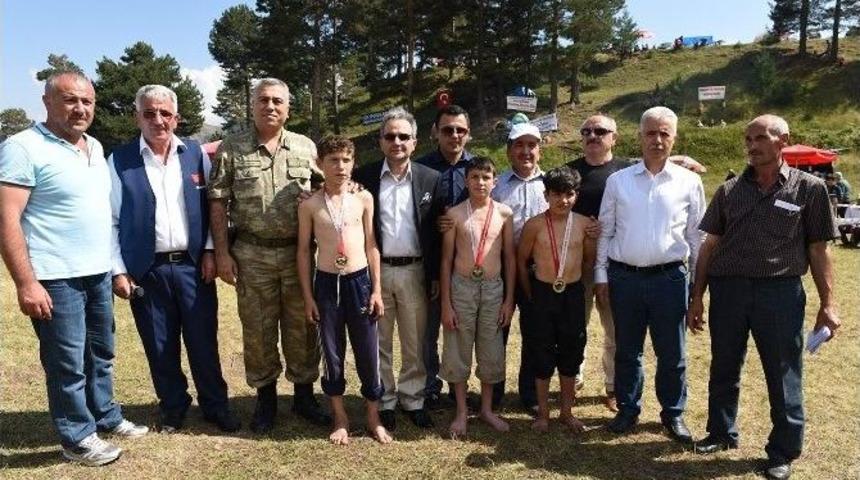 Pehlivanlar Uzundere’de Buluştu