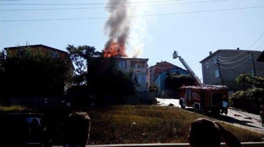 (&ouml;zel Haber) Sultanbeyli&rsquo;de 3 Katlı Binanın &Ccedil;atısı Alev Alev Yandı