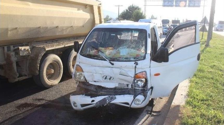 Otob&uuml;se &Ccedil;arpan Kamyonetin S&uuml;r&uuml;c&uuml;s&uuml; Ağır Yaralandı