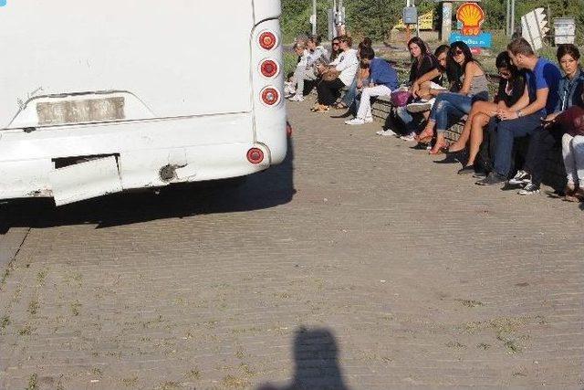 Otobüse Çarpan Kamyonetin Sürücüsü Ağır Yaralandı 1