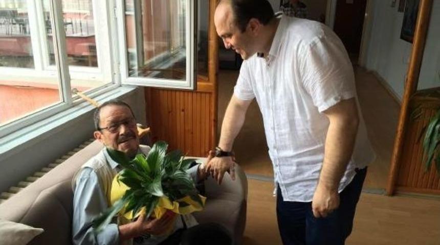 Spor Müdürü, Makamına Gönderilen Çiçekleri Huzurevinde Yaşlılara Hediye Etti