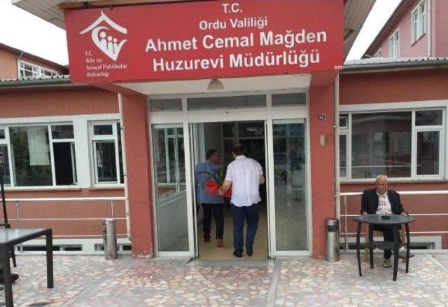 Spor Müdürü, Makamına Gönderilen Çiçekleri Huzurevinde Yaşlılara Hediye Etti