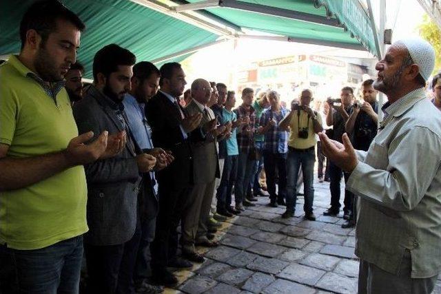 Öldürülen Diyarbakır Eski Gençlik Kolları Başkanı İçin Gıyabi Cenaze Namazı Kılındı