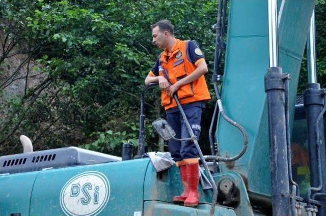 Hopa da Selde Kaybolanlar &Ouml;zel Eğitimli K&ouml;peklerle Aranıyor 3