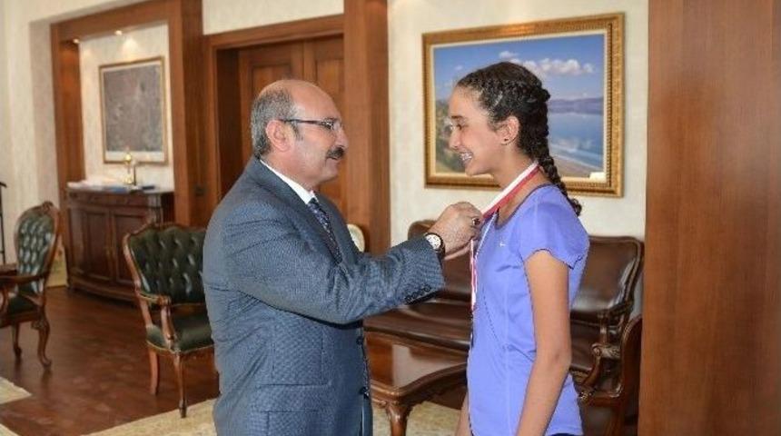 Tenisin Birincilerinden Vali K&uuml;rkl&uuml;&rsquo;ye Ziyaret