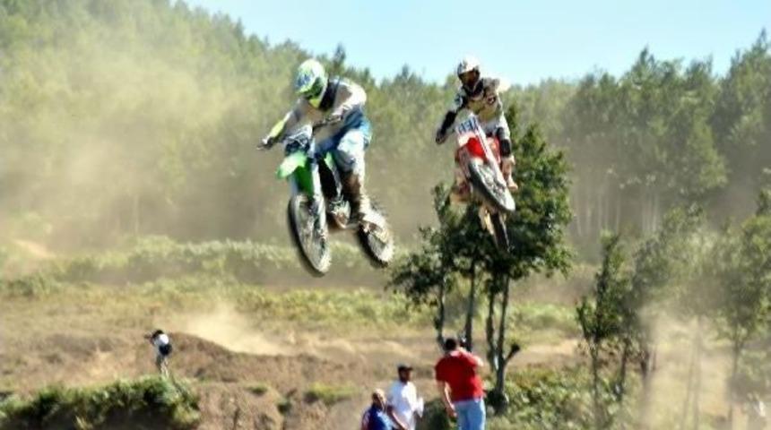 Adventurers Watch Motocross Fest With Bathed Breath In Turkey&rsquo;S Kartepe