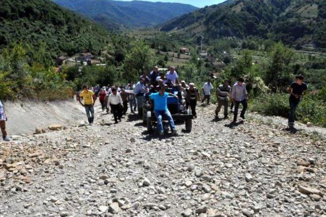 Kazada Ölen Liselinin Cenazesi Traktör Römorkunda Taşındı