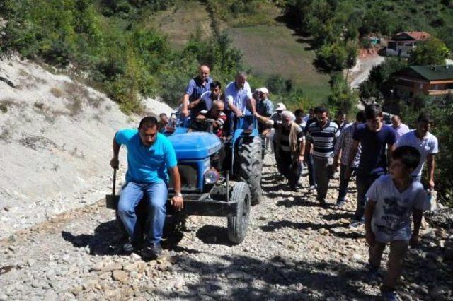 Kazada Ölen Liselinin Cenazesi Traktör Römorkunda Taşındı