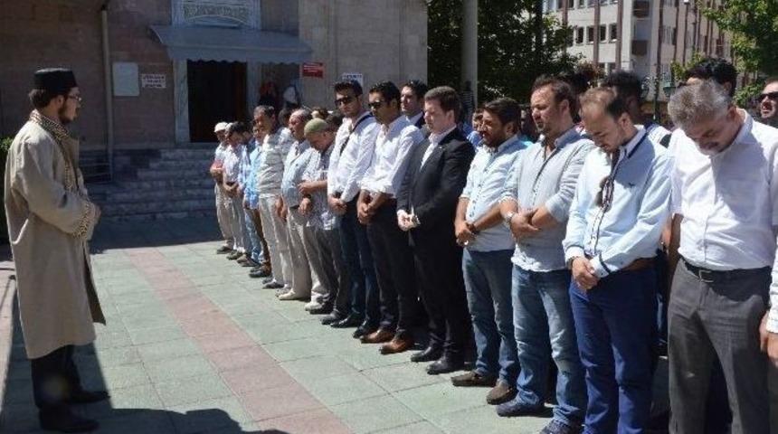 Ak Parti Gen&ccedil;lik Kolları &Uuml;yelerinden Gıyabi Cenaze Namazı