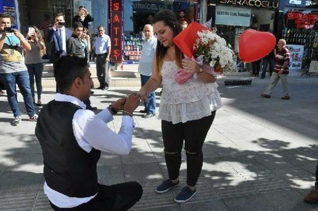 Cadde Ortasında Sürpriz Evlilik Teklifi