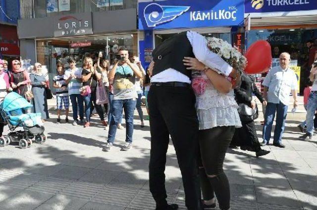 Cadde Ortasında Sürpriz Evlilik Teklifi