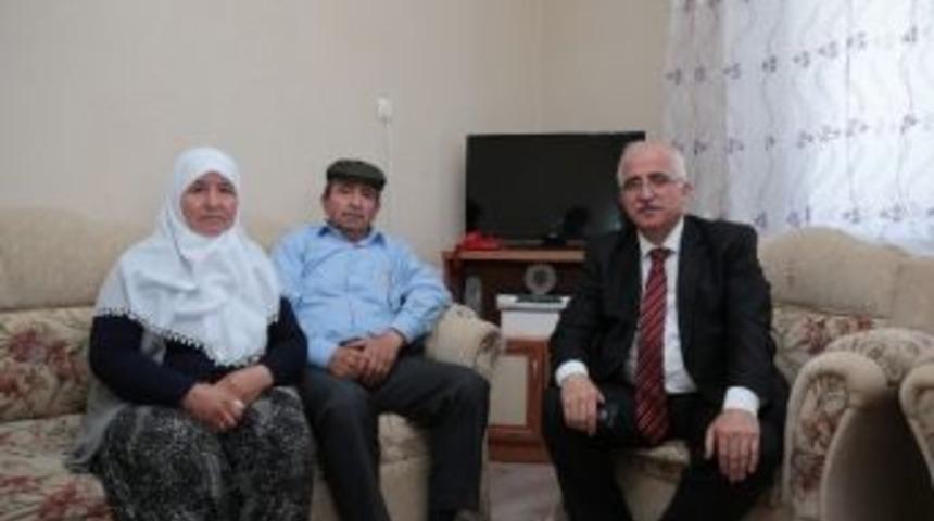 Vali Tuna, Şehit Kamil &Uuml;ng&ouml;r&rsquo;&uuml;n Ailesini Ziyaret Etti