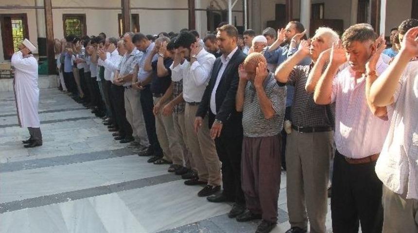 Ak Parti Gen&ccedil;lik Kolları Şehitler İ&ccedil;in Gıyabi Cenaze Namazı Kıldı