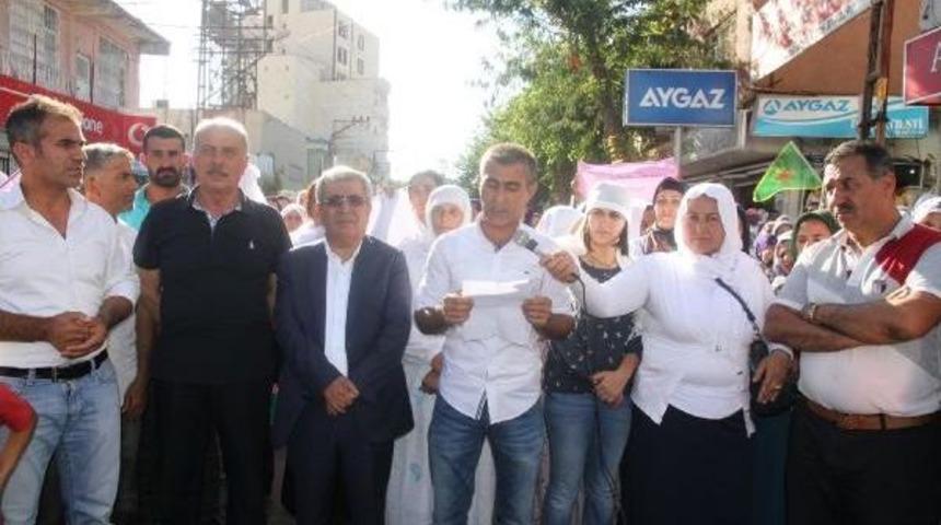 İdil'de Kadınlardan D&uuml;d&uuml;kl&uuml;, Beyaz T&uuml;lbentli Barış Y&uuml;r&uuml;y&uuml;ş&uuml;