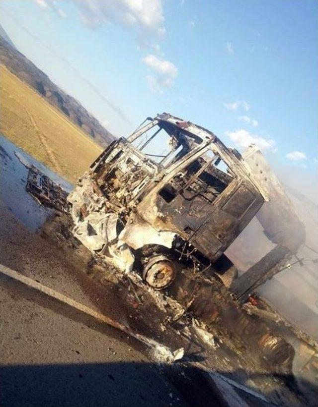 Doğubayazıt&rsquo;ta Bir Ara&ccedil; Ateşe Verildi 1