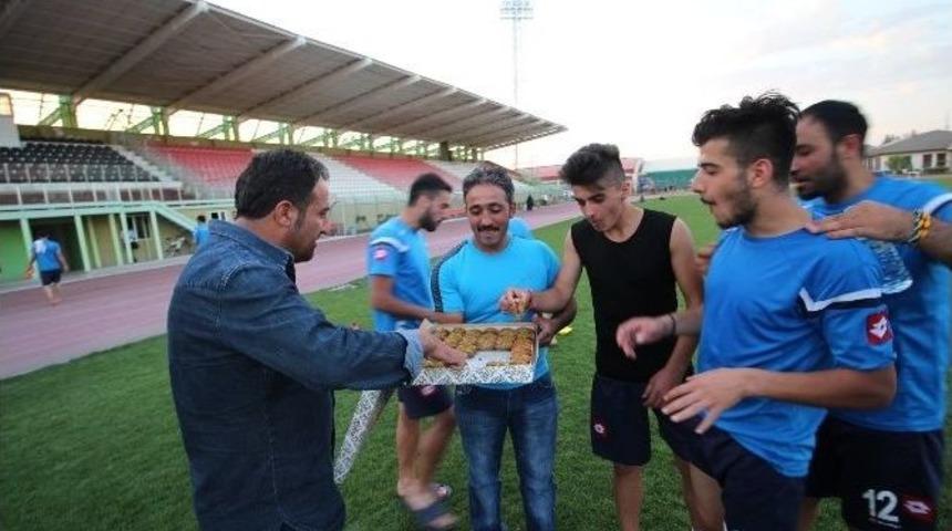 Vali Işın&rsquo;dan Futbolculara Baklava İkramı