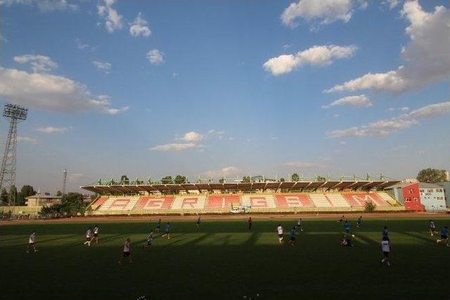 Vali Işın’dan Futbolculara Baklava İkramı