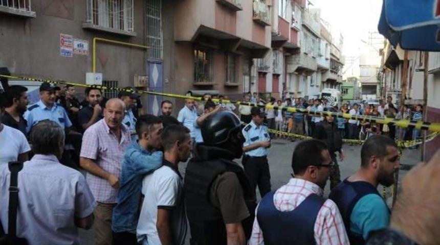 Aranan Ş&uuml;pheli, Saklandığı Evde Polise Silah &Ccedil;ekti