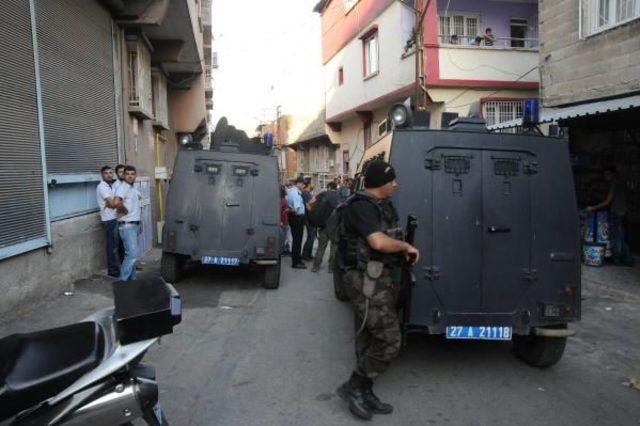 Aranan Ş&uuml;pheli, Saklandığı Evde Polise Silah &Ccedil;ekti 1