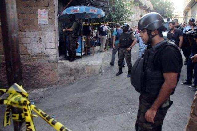 Aranan Ş&uuml;pheli, Saklandığı Evde Polise Silah &Ccedil;ekti 3