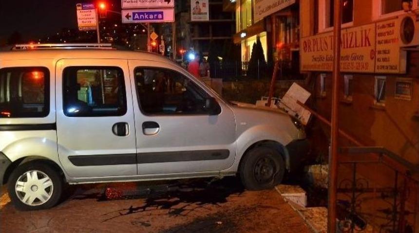 Otomobil Doğalgaz Kutusuna &Ccedil;arptı, Facianın Kıyısından D&ouml;n&uuml;ld&uuml;