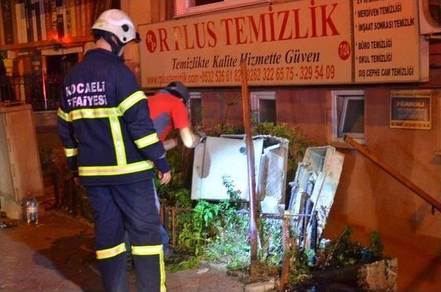 Otomobil Doğalgaz Kutusuna Çarptı, Facianın Kıyısından Dönüldü