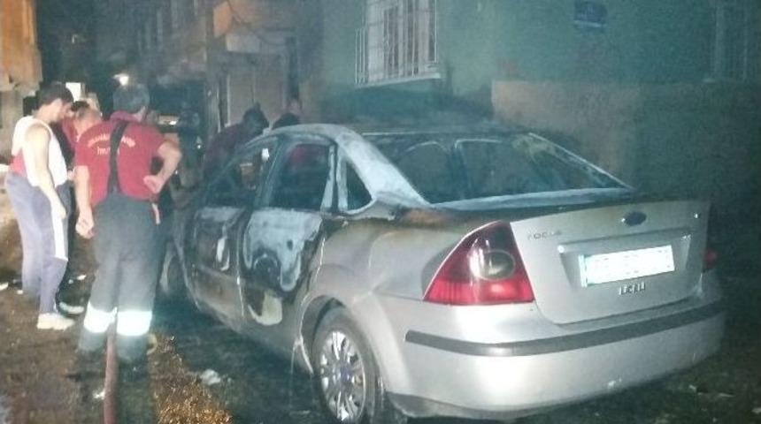 Diyarbakır&rsquo;da Park Halindeki Bir Otomobil Benzin D&ouml;k&uuml;lerek Ateşe Verildi
