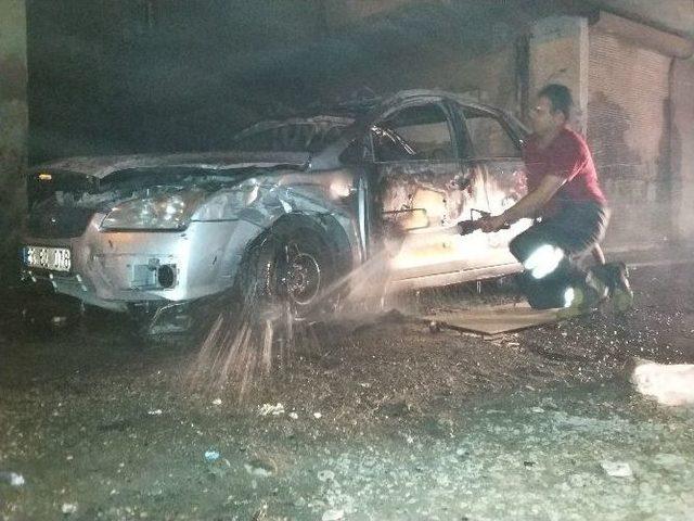 Diyarbakır&rsquo;da Park Halindeki Bir Otomobil Benzin D&ouml;k&uuml;lerek Ateşe Verildi 1