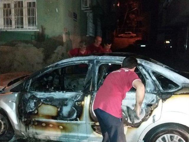 Diyarbakır&rsquo;da Park Halindeki Bir Otomobil Benzin D&ouml;k&uuml;lerek Ateşe Verildi 2