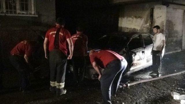 Diyarbakır&rsquo;da Park Halindeki Bir Otomobil Benzin D&ouml;k&uuml;lerek Ateşe Verildi 3